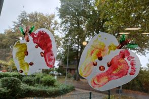 Gedruckte Äpfel am FEnster